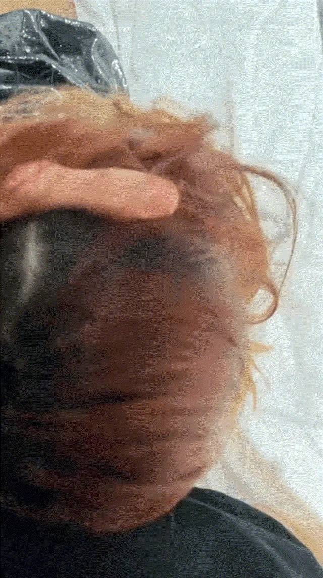 【迷奸极品反差婊】被喂性药的高颜值纹身眼镜娘，发情骚样跪着舔鸡巴，把小母狗绑在SM椅上虐阴调教