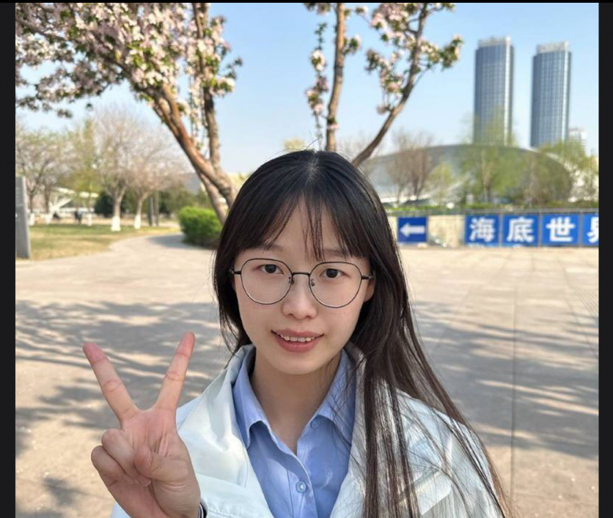 青岛科技大学学霸刘亚娟私拍疯传 学霸气质中藏撩人惊喜 情绪过渡自然，每一帧都让人上头