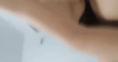 淫乱家庭✨爸爸开着视频聊天看着妈妈被儿子干，不料翻车小心内射，还和老爸视频!
