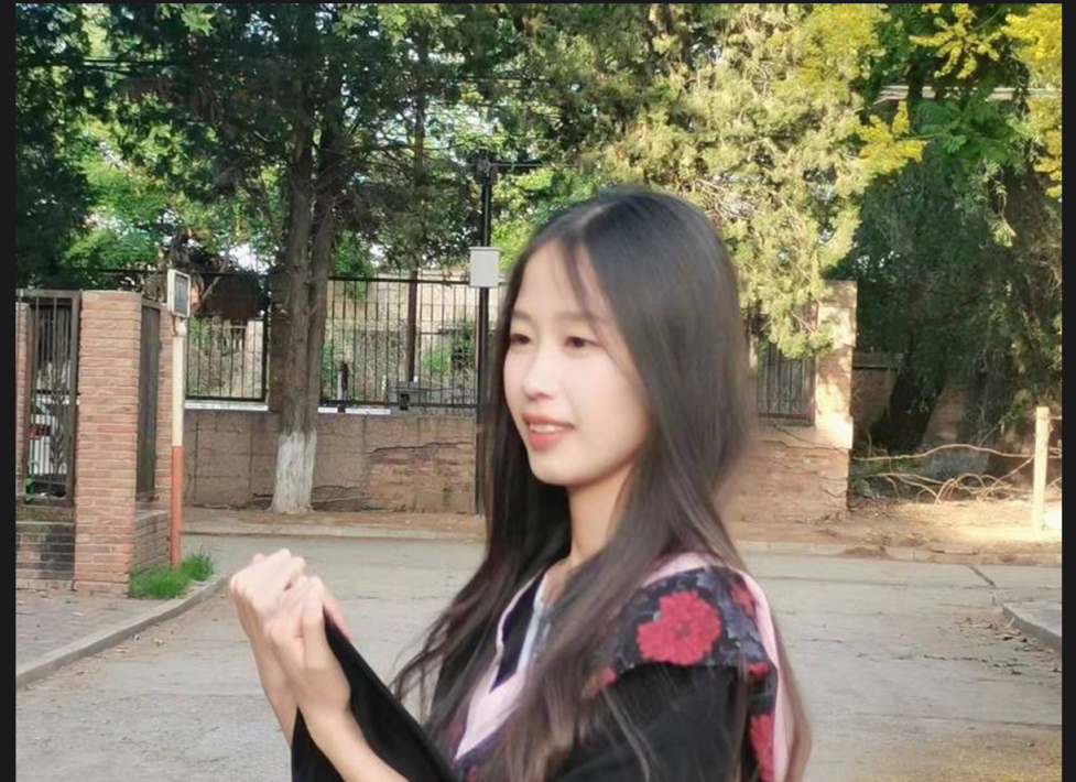 青岛科技大学学霸刘亚娟私拍疯传 学霸气质中藏撩人惊喜 情绪过渡自然，每一帧都让人上头