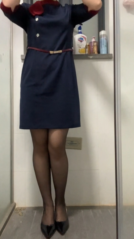来自地产销售制服诱惑--脱制服洗澡、雪白大奶写字调教，母狗基因暴露