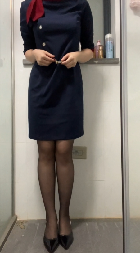来自地产销售制服诱惑--脱制服洗澡、雪白大奶写字调教，母狗基因暴露