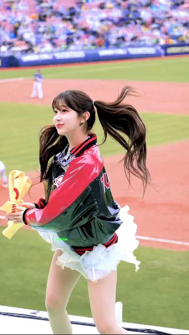 韓網不滿「珠珠寶貝」！在韓啦啦隊「李珠珢應援服露肚臍」被噴服裝過於暴露！