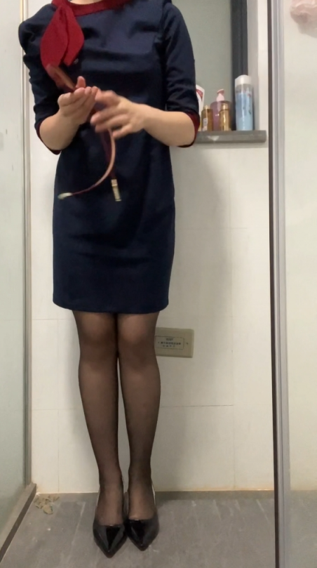 来自地产销售制服诱惑--脱制服洗澡、雪白大奶写字调教，母狗基因暴露