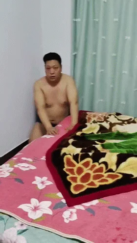 ❤️猎奇❤️辽宁一女子胆大包天，竟带情人在家搞乱！死死守护情夫，被老公乱踹，对白十分精彩！