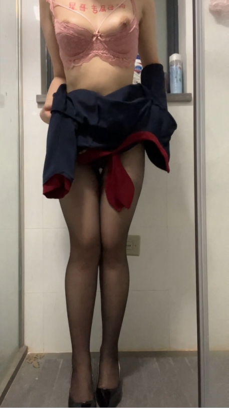 来自地产销售制服诱惑--脱制服洗澡、雪白大奶写字调教，母狗基因暴露