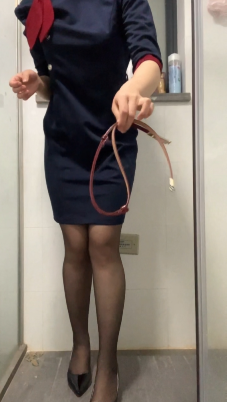 来自地产销售制服诱惑--脱制服洗澡、雪白大奶写字调教，母狗基因暴露