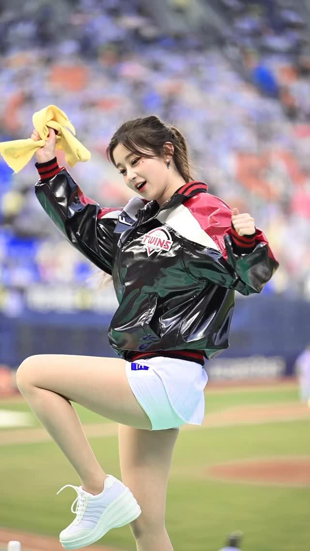 韓網不滿「珠珠寶貝」！在韓啦啦隊「李珠珢應援服露肚臍」被噴服裝過於暴露！
