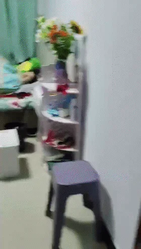 ❤️猎奇❤️辽宁一女子胆大包天，竟带情人在家搞乱！死死守护情夫，被老公乱踹，对白十分精彩！