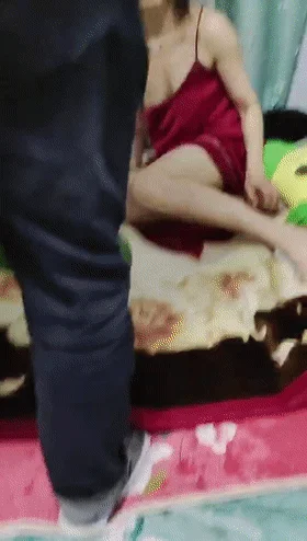❤️猎奇❤️辽宁一女子胆大包天，竟带情人在家搞乱！死死守护情夫，被老公乱踹，对白十分精彩！