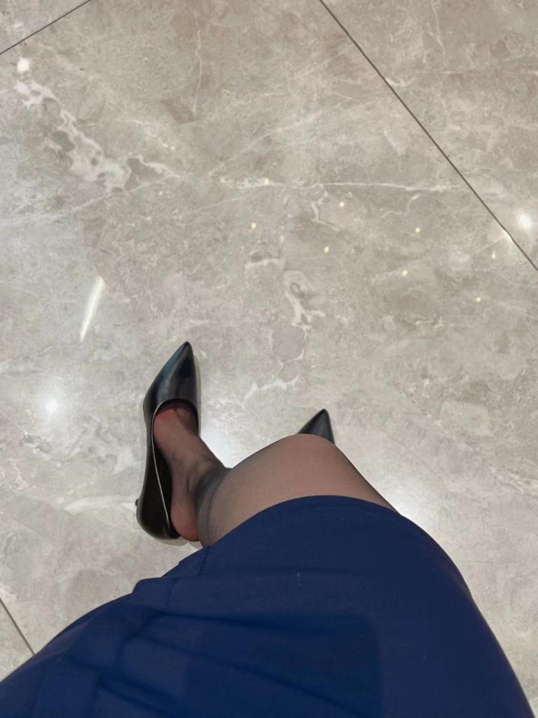 来自地产销售制服诱惑--脱制服洗澡、雪白大奶写字调教，母狗基因暴露