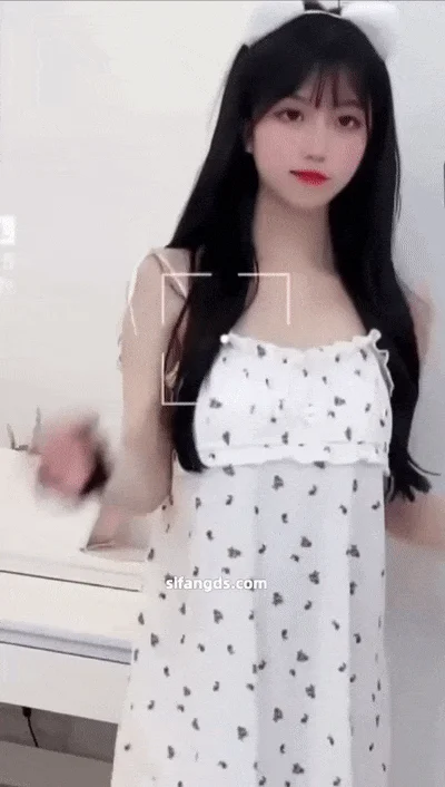 抖音300万粉丝网红【天降之雯】，露点洗澡撒尿，嫩妹反差婊美女，清纯的外表下一颗淫荡的心，超美