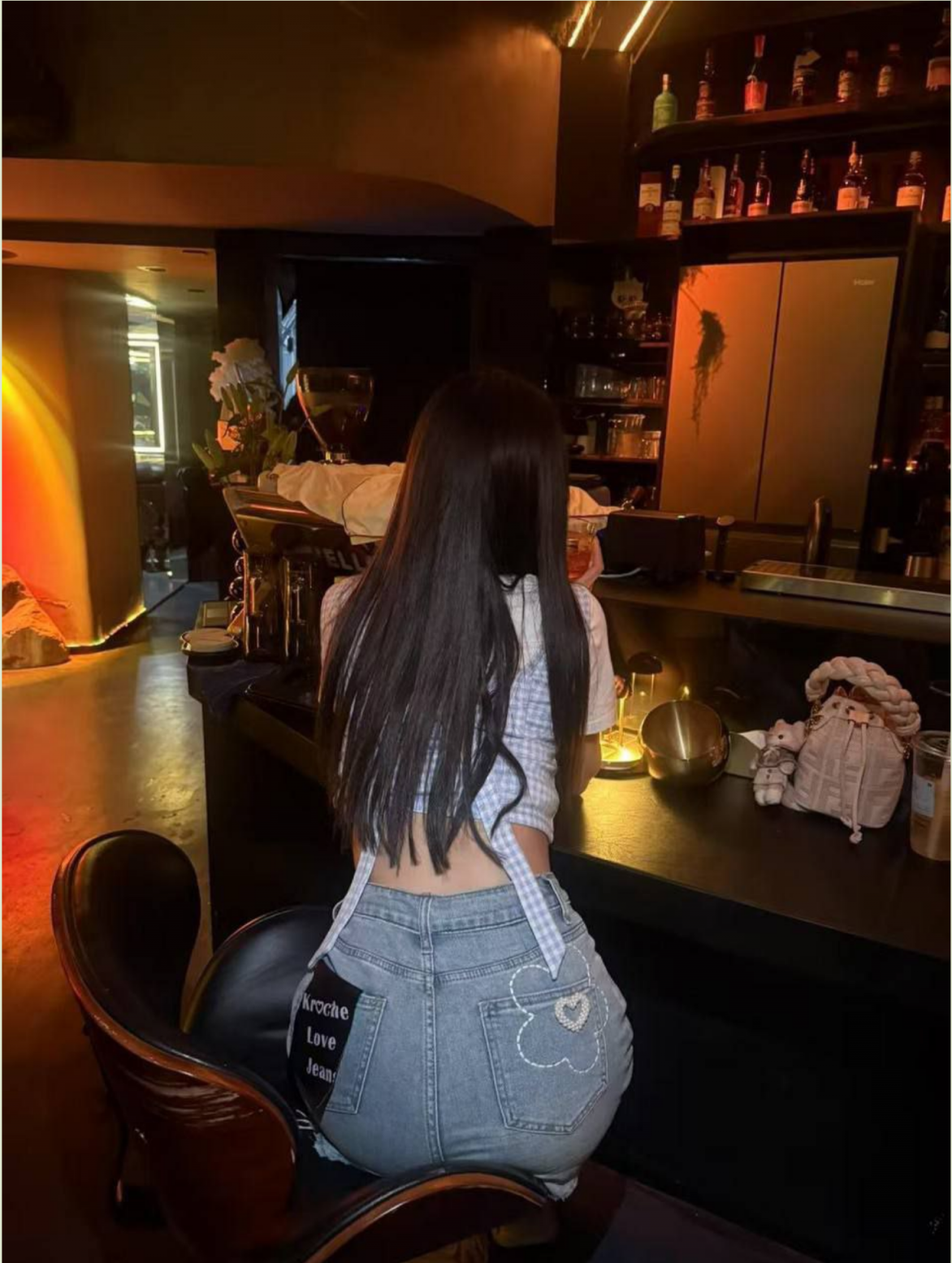 《酒吧遇骚货》骚母狗酒吧喝酒被带走，全程淫荡浪叫，无套口爆吃精