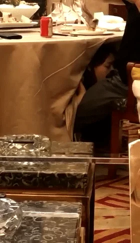❤️猎奇❤️玩的刺激 母狗圆卓餐厅坐下疯狂给主人口交，有钱人的快乐让人羡慕呀！
