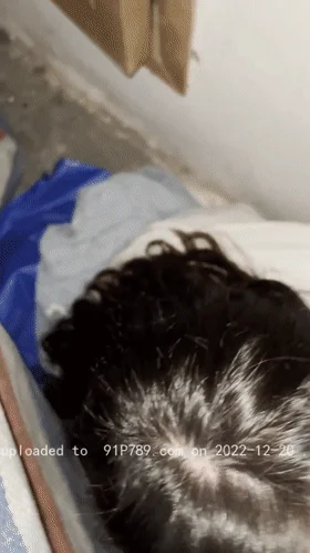 ❤️极品反差婊❤️清纯颜值，十分可爱的 妹妹蹲在巷子内吞食大鸡巴，一副楚楚可怜的模样，太有感觉了！