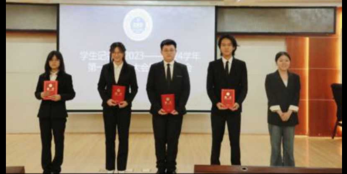 独家曝光南昌大学共青学院摄影部部长刘诗琦口交吞精视频流出！精致的小舌头来回舔着龟头