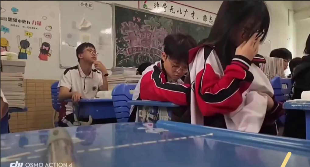 上课摸奶事件引发万人围观！高中生上课亲密互动视频疯传 现在的年轻人太敢了！
