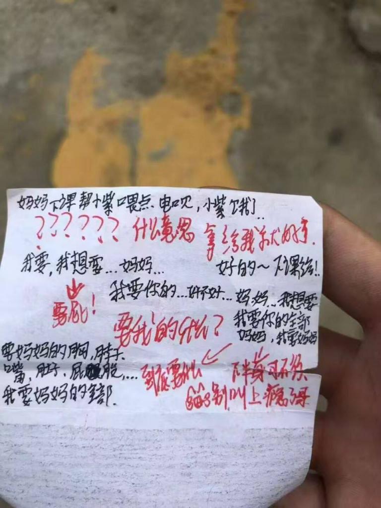 上课摸奶事件引发万人围观！高中生上课亲密互动视频疯传 现在的年轻人太敢了！