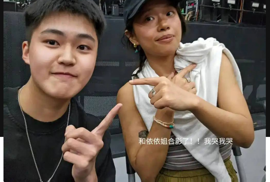 蛙池乐队金依依吊带深V火辣搓澡，现场挑逗疑似抠逼，争议炸场！表演到高潮