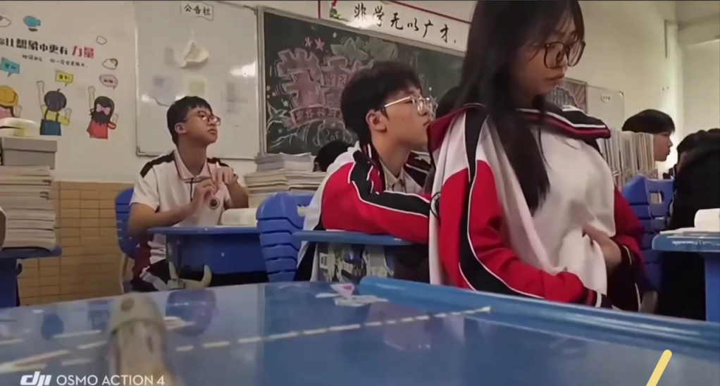 上课摸奶事件引发万人围观！高中生上课亲密互动视频疯传 现在的年轻人太敢了！