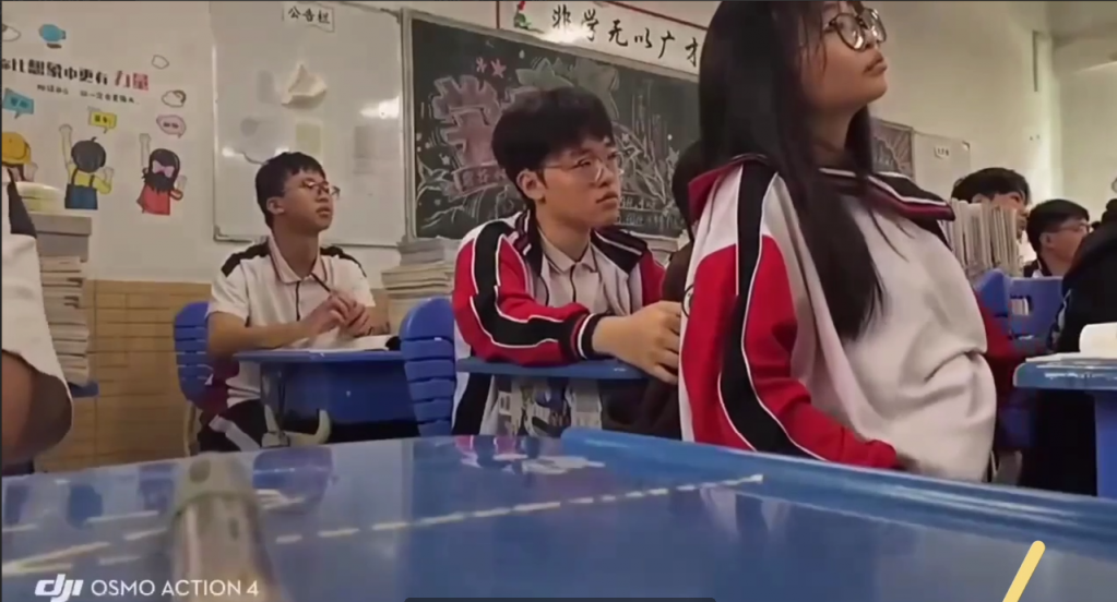 上课摸奶事件引发万人围观！高中生上课亲密互动视频疯传 现在的年轻人太敢了！