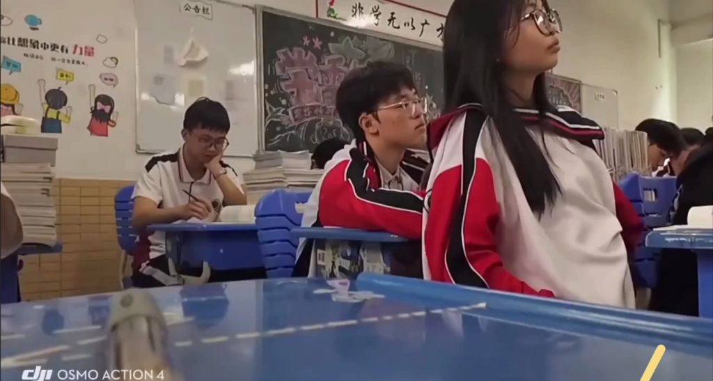 上课摸奶事件引发万人围观！高中生上课亲密互动视频疯传 现在的年轻人太敢了！