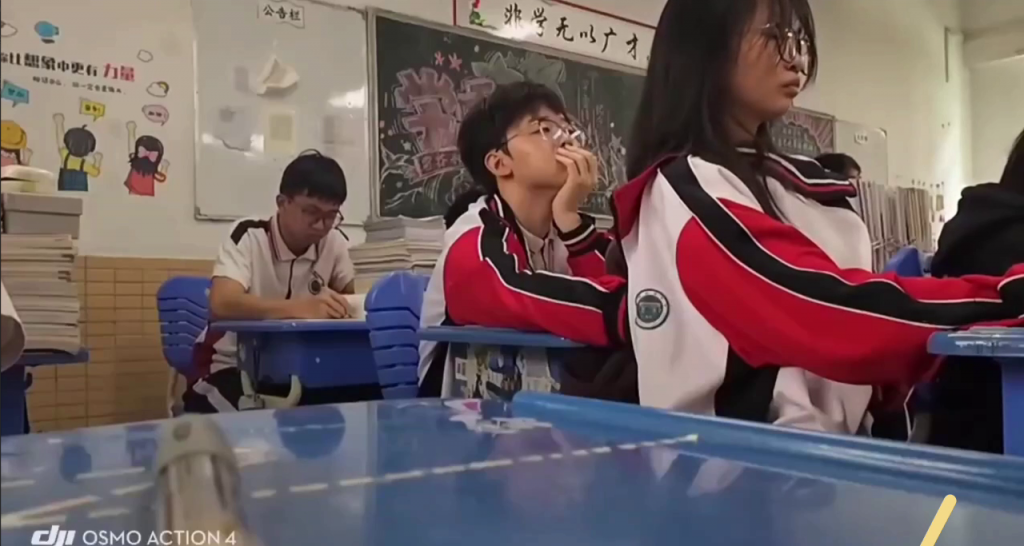 上课摸奶事件引发万人围观！高中生上课亲密互动视频疯传 现在的年轻人太敢了！