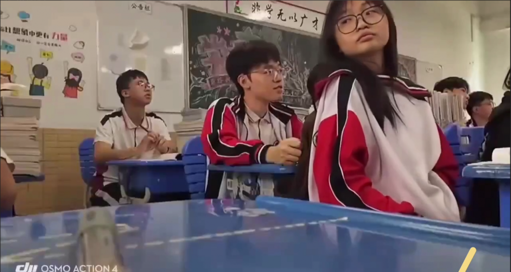 上课摸奶事件引发万人围观！高中生上课亲密互动视频疯传 现在的年轻人太敢了！