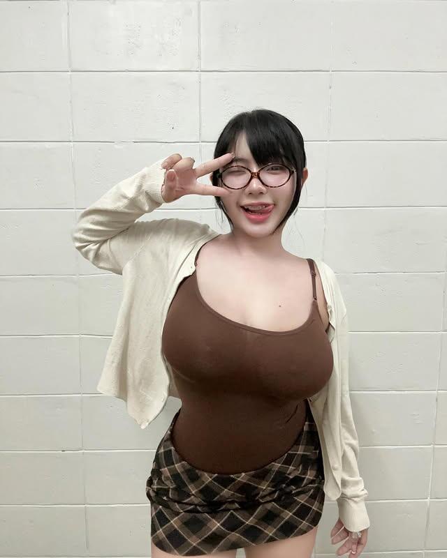 面熟的美女《Bxby Chalamx》正統泰妹戴眼鏡搭巨乳！好身材屏幕也擋不住！