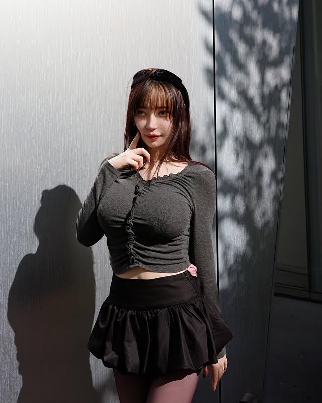 暗黑系美女《モデルh_a_c_a_》胸前展現藝術氛圍！高挑蜜大腿簡直是完美！