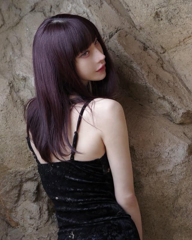 暗黑系美女《モデルh_a_c_a_》胸前展現藝術氛圍！高挑蜜大腿簡直是完美！