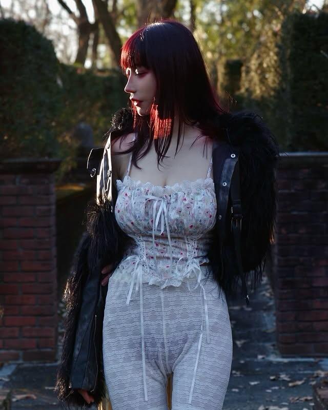 暗黑系美女《モデルh_a_c_a_》胸前展現藝術氛圍！高挑蜜大腿簡直是完美！