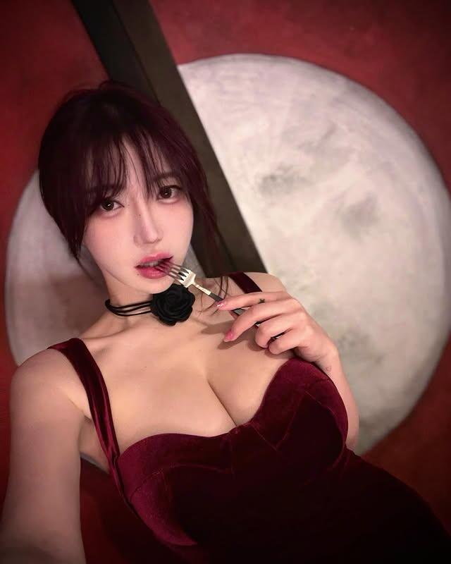 暗黑系美女《モデルh_a_c_a_》胸前展現藝術氛圍！高挑蜜大腿簡直是完美！