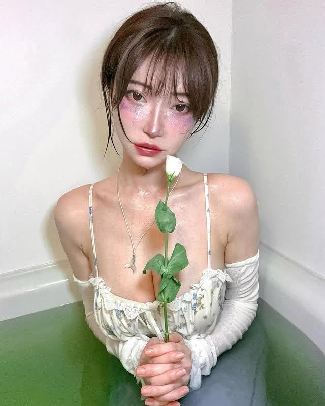 暗黑系美女《モデルh_a_c_a_》胸前展現藝術氛圍！高挑蜜大腿簡直是完美！
