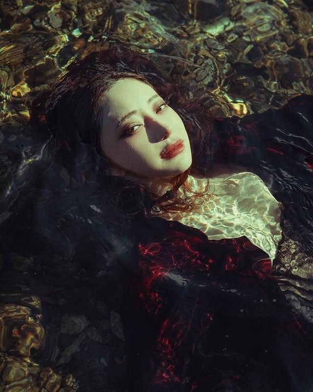暗黑系美女《モデルh_a_c_a_》胸前展現藝術氛圍！高挑蜜大腿簡直是完美！