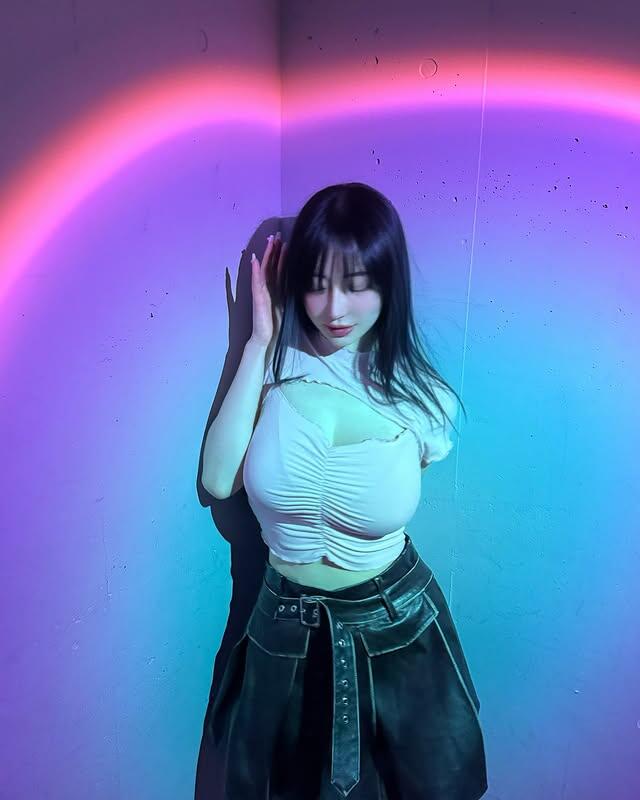 暗黑系美女《モデルh_a_c_a_》胸前展現藝術氛圍！高挑蜜大腿簡直是完美！