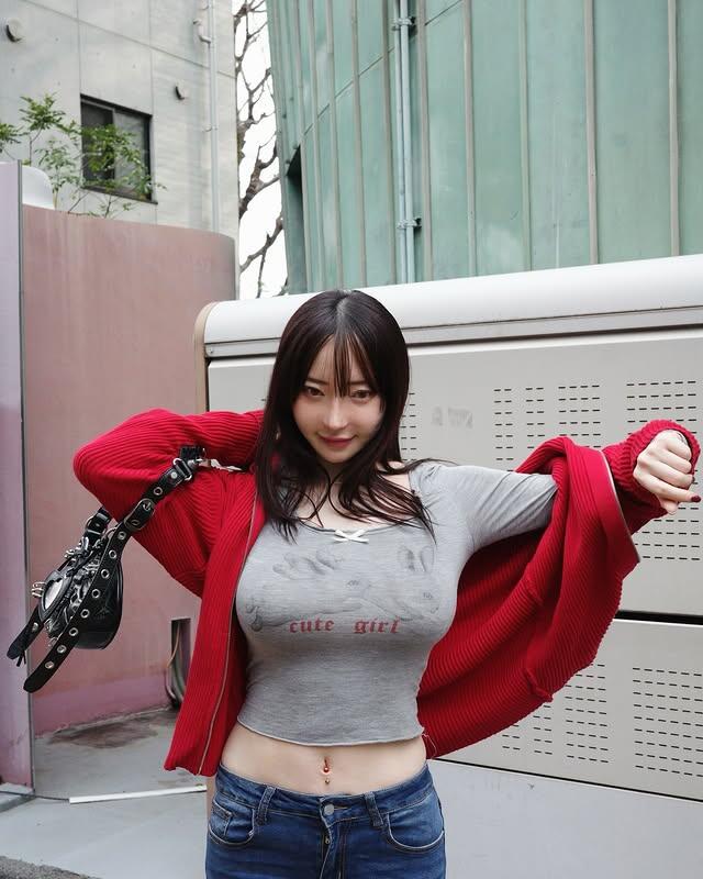 暗黑系美女《モデルh_a_c_a_》胸前展現藝術氛圍！高挑蜜大腿簡直是完美！