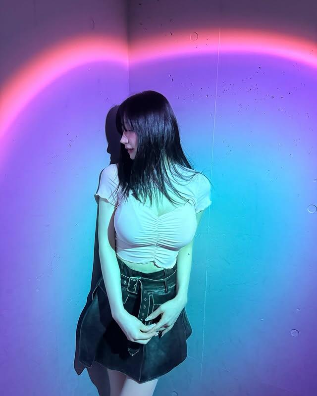 暗黑系美女《モデルh_a_c_a_》胸前展現藝術氛圍！高挑蜜大腿簡直是完美！