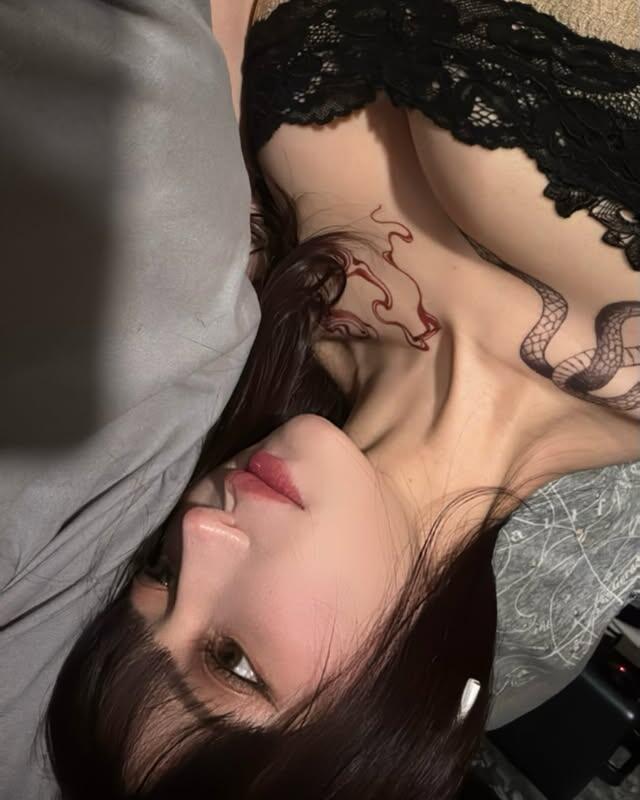 暗黑系美女《モデルh_a_c_a_》胸前展現藝術氛圍！高挑蜜大腿簡直是完美！