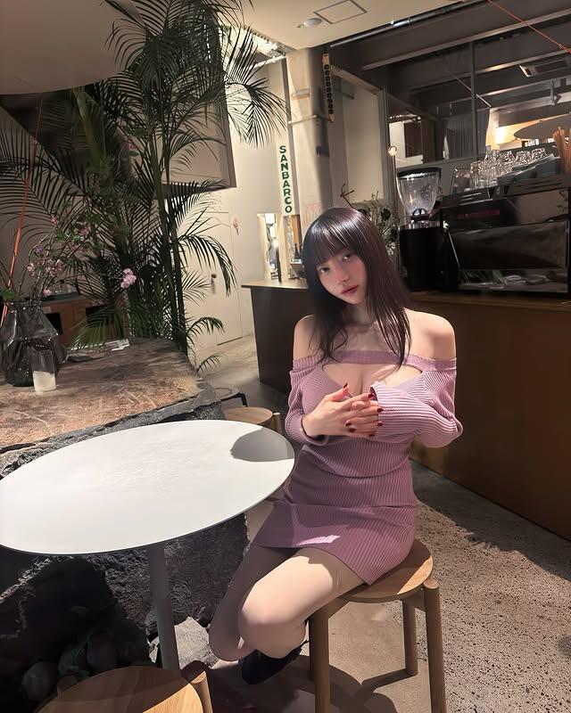 暗黑系美女《モデルh_a_c_a_》胸前展現藝術氛圍！高挑蜜大腿簡直是完美！