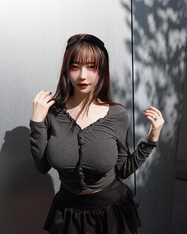 暗黑系美女《モデルh_a_c_a_》胸前展現藝術氛圍！高挑蜜大腿簡直是完美！