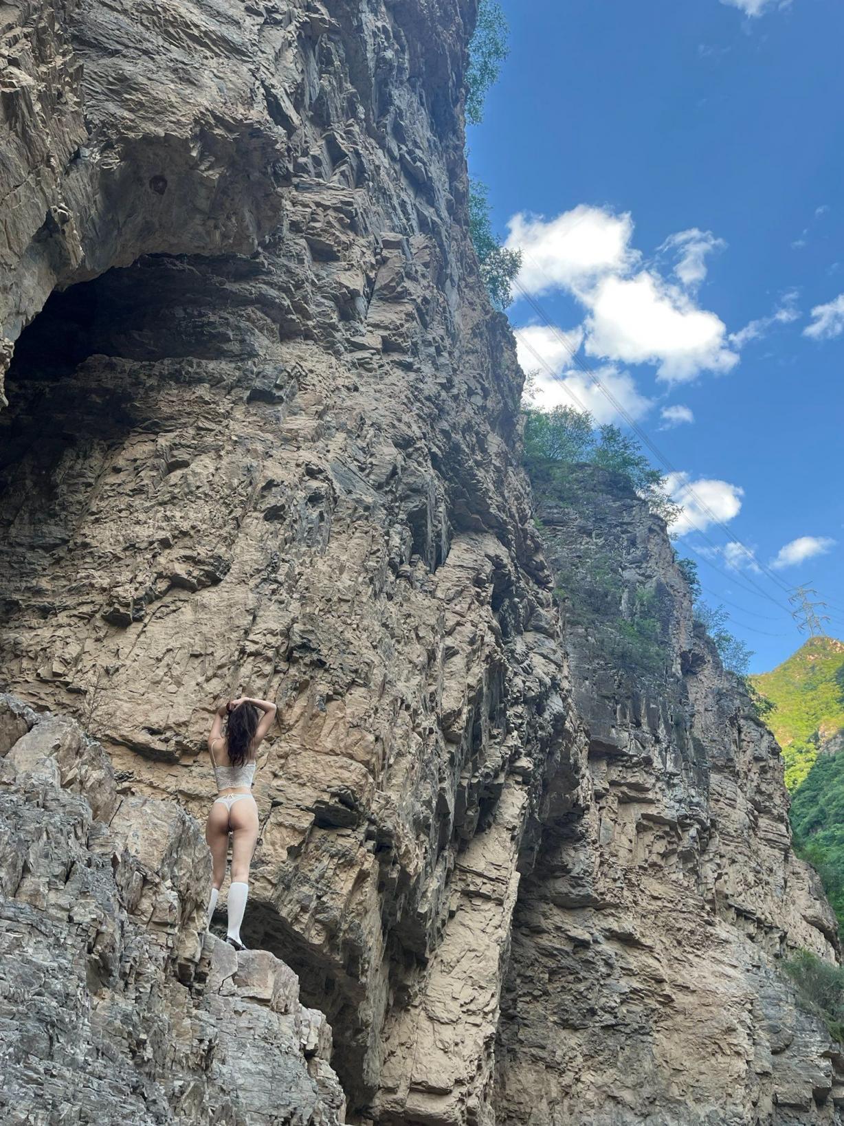 约拍人妻山上拍照，最后忍不住车震