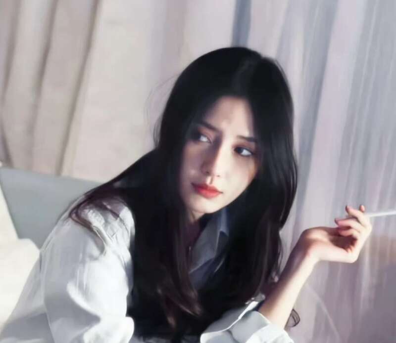 外表是仙女 私下里是老烟枪的10位女明星