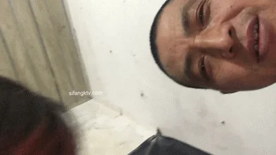❤️极品少妇❤️小少妇与中年大叔简陋房间内激情啪啪啪，自拍艹逼的刺激简直太爽了！