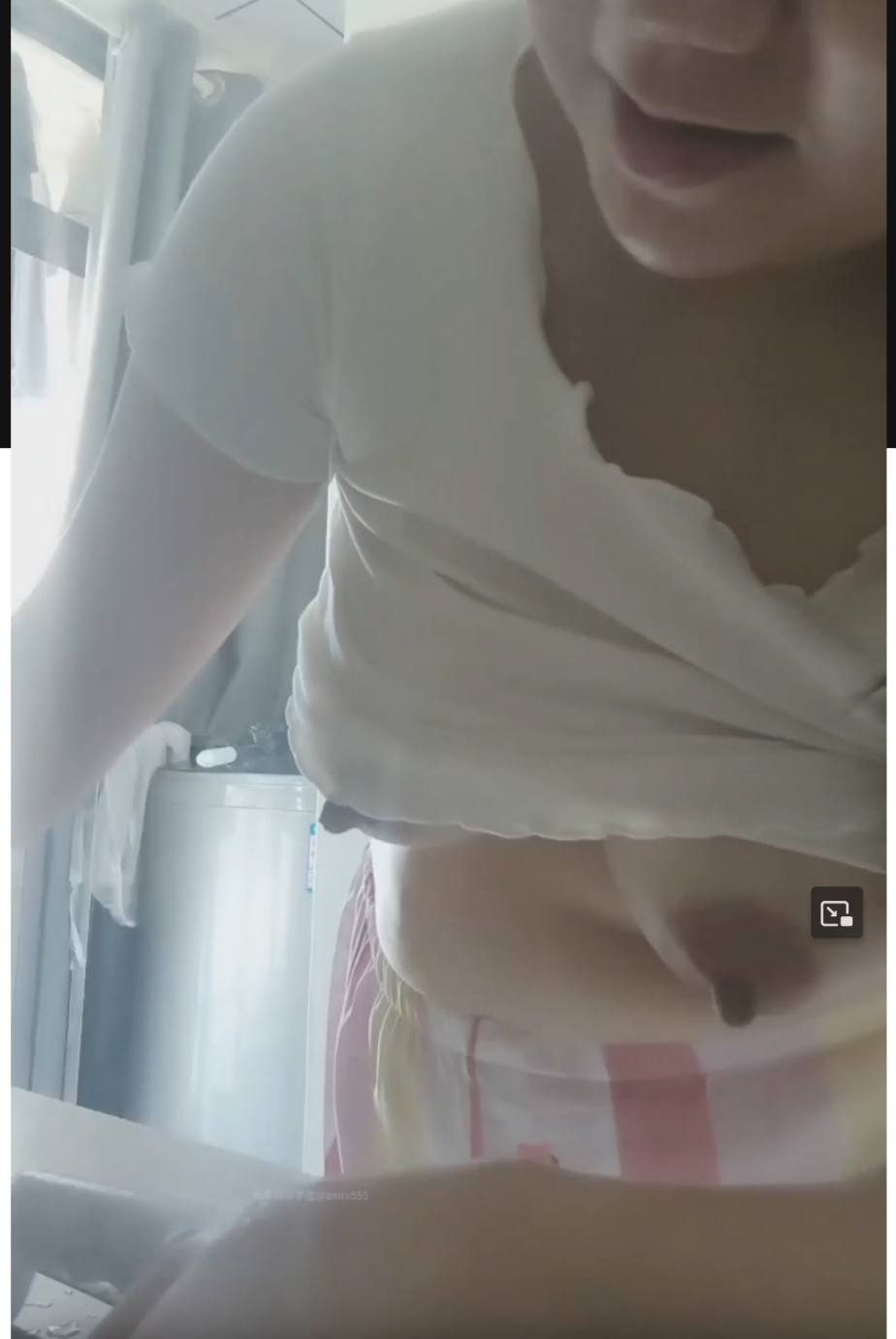 巨乳风骚哺乳期少妇，紧急抓住流量直播边切菜边流奶水 奶水直直流，湿漉漉地勾引着观众