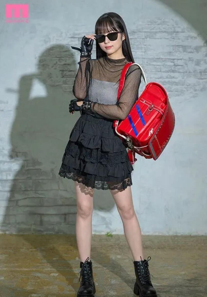 曾参加偶像祭典的美少女！摘下墨镜的她是抖M的美少女！