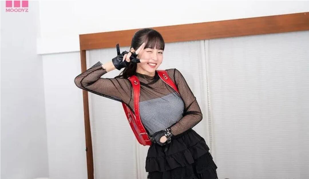曾参加偶像祭典的美少女！摘下墨镜的她是抖M的美少女！