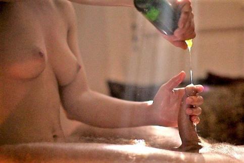 惊睹车站「当众手工」，中国女游客：我操！东京已经这样了吗？