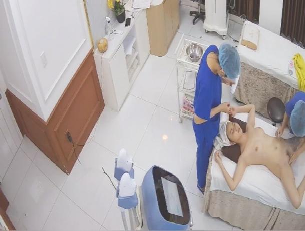 《美容院监控破解》给阴毛做造型的白嫩美少妇