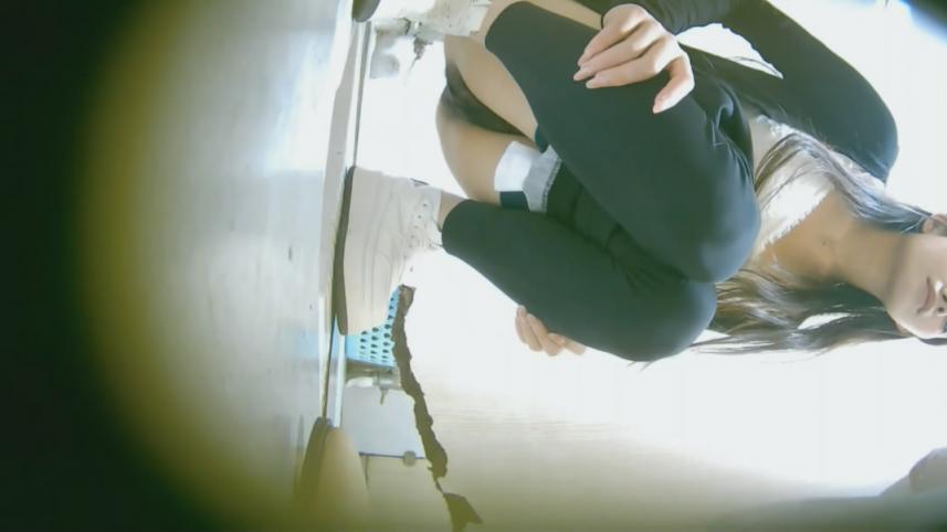 最新流出❤️美女如云的夜总会女厕前景偷拍小姐尿尿暗自偷笑的镂空裙高颜值美女